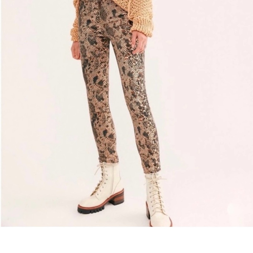 WE THE FREE PEOPLE RAW HEM JEANS STRETCH REPTILE SNAKE PRINT SIZE 28 two faced